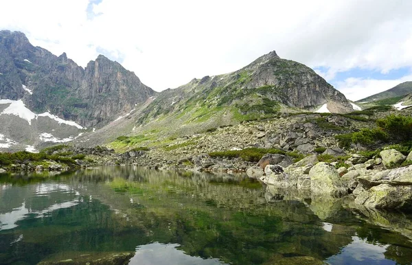 迷人的夏季远足在布里亚蒂亚山湖畔 — 图库照片