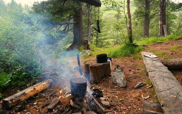 ブリヤートの魅力的な夏のハイキング キャンプファイヤー — ストック写真