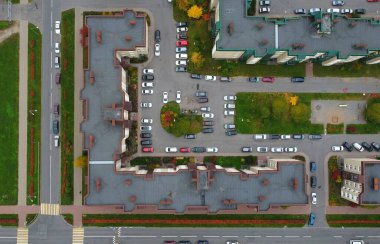 Sonbahar sabahı ve Tsarskoe Selo 'daki Catherine Park' ta yürüyüş, manzara geometrisi.