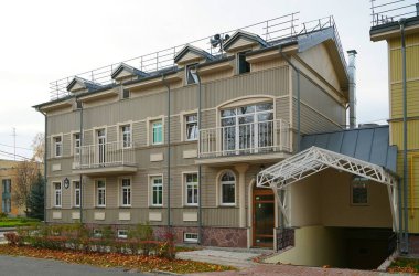 Pavlovsk 'ta sakin bir şehir sokağındaki bir konut binasının cephesi.