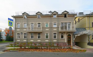 Pavlovsk 'ta sakin bir şehir sokağındaki bir konut binasının cephesi.