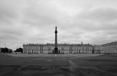 Saray meydanında sonbahar kasvetli sabahı