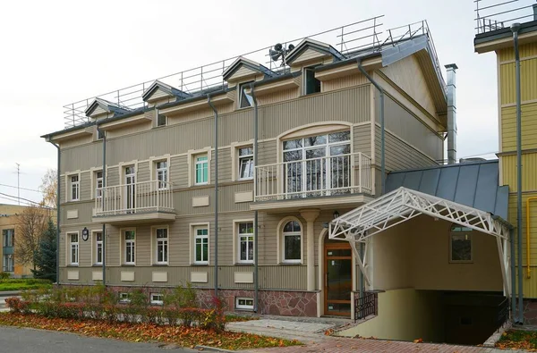 Fasad Ett Bostadshus Lugn Stadsgata Pavlovsk — Stockfoto
