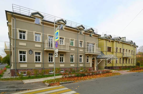 Fassade Eines Wohnhauses Einer Ruhigen Straße Pawlowsk — Stockfoto