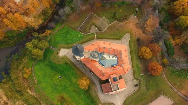 巴甫洛夫斯克市城堡马里兰公园五彩缤纷的秋天风景 — 图库照片