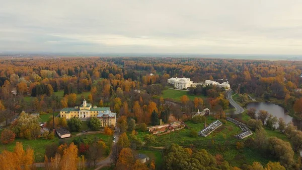 帕夫洛夫斯克帕夫洛夫斯基公园五彩缤纷的秋天风景和宫殿 — 图库照片