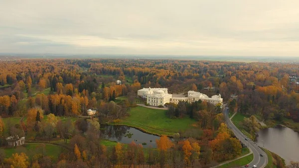 帕夫洛夫斯克帕夫洛夫斯基公园五彩缤纷的秋天风景和宫殿 — 图库照片