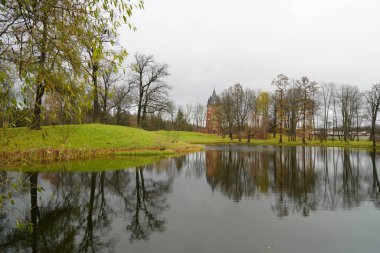 Sonbahar sabahı ve Tsarskoe Selo 'daki Catherine Park' ta yürüyüş.
