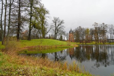 Sonbahar sabahı ve Tsarskoe Selo 'daki Catherine Park' ta yürüyüş.