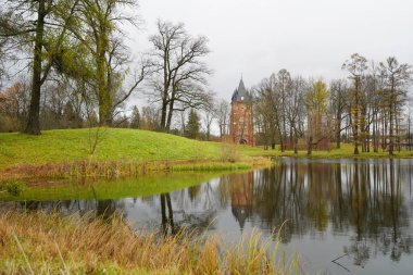 Sonbahar sabahı ve Tsarskoe Selo 'daki Catherine Park' ta yürüyüş.