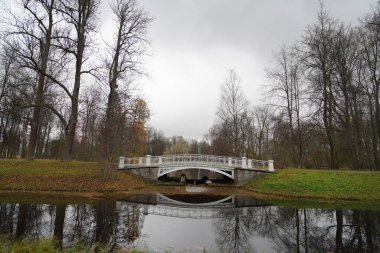 Sonbahar sabahı ve Tsarskoe Selo 'daki Catherine Park' ta yürüyüş.