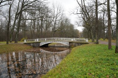 Sonbahar sabahı ve Tsarskoe Selo 'daki Catherine Park' ta yürüyüş.