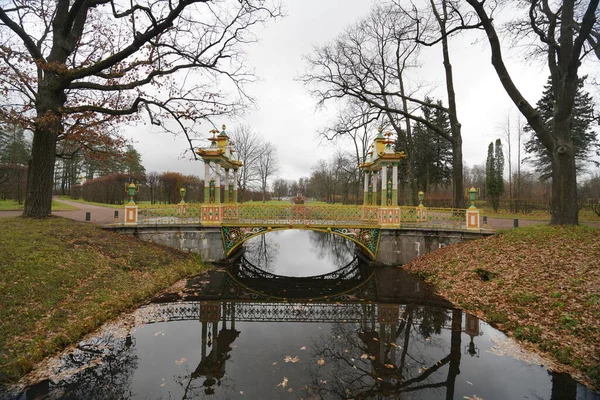 秋の朝とTsarskoe SeloのCatherine Parkでの散歩 — ストック写真