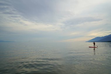 Yaz manzarası, Baykal sahilinde akşam Svyatoy Nos yarımadası yakınında, göl üzerinde gün batımı.