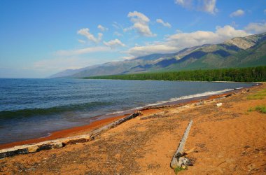 Yaz manzarası, Baykal sahilinde sabah Svyatoy Nos yarımadası yakınlarında.