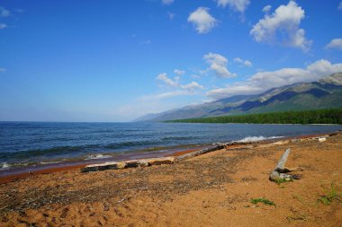 Yaz manzarası, Baykal sahilinde sabah Svyatoy Nos yarımadası yakınlarında.