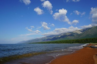 Yaz manzarası, Baykal sahilinde sabah Svyatoy Nos yarımadası yakınlarında.