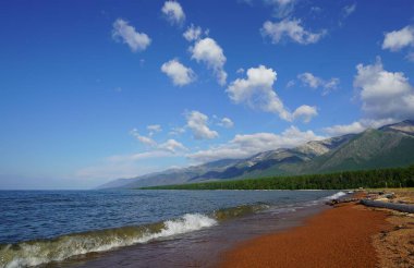 Yaz manzarası, Baykal sahilinde sabah Svyatoy Nos yarımadası yakınlarında.