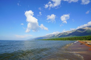 Yaz manzarası, Baykal sahilinde sabah Svyatoy Nos yarımadası yakınlarında.