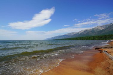 Yaz manzarası, Baykal sahilinde sabah Svyatoy Nos yarımadası yakınlarında.