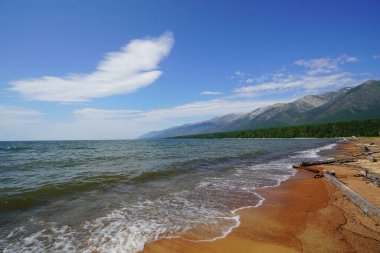 Yaz manzarası, Baykal sahilinde sabah Svyatoy Nos yarımadası yakınlarında.