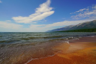 Yaz manzarası, Baykal sahilinde sabah Svyatoy Nos yarımadası yakınlarında.