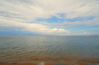 Yaz manzarası, Baykal sahilinde sabah Svyatoy Nos yarımadası yakınlarında.