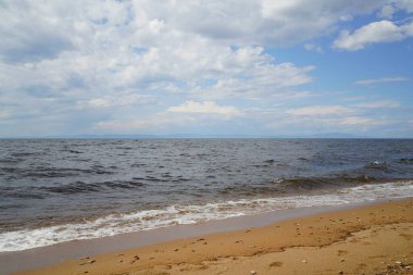 Yaz manzarası, Baykal sahilinde sabah Svyatoy Nos yarımadası yakınlarında.