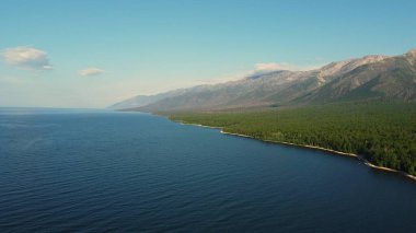 Yaz manzarası, Baykal sahilinde sabah Svyatoy Nos yarımadası yakınlarında.