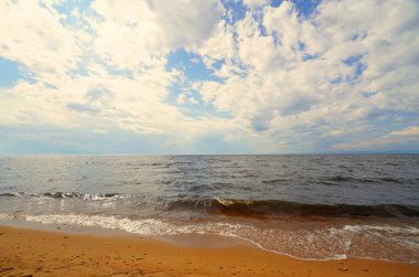 Yaz manzarası, Baykal sahilinde sabah Svyatoy Nos yarımadası yakınlarında.
