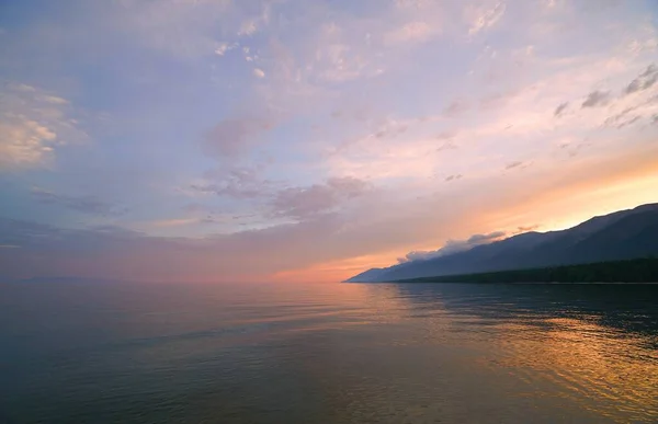Летний Пейзаж Вечер Берегу Байкала Возле Полуострова Святой Нос Закат — стоковое фото