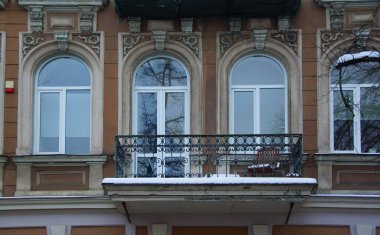 Şehir merkezindeki binaların cephelerinin mimari tasarımının bir parçası.