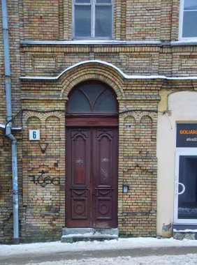 Şehir merkezindeki binaların cephelerinin mimari tasarımının bir parçası.