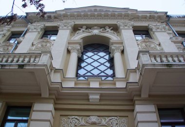 Şehir merkezindeki binaların cephelerinin mimari tasarımının bir parçası.