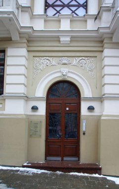 Şehir merkezindeki binaların cephelerinin mimari tasarımının bir parçası.