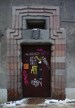 Şehir merkezindeki binaların cephelerinin mimari tasarımının bir parçası.