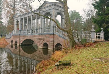 Tsarskoe Selo 'daki Catherine Park' ta kasvetli bir sonbahar sabahı.