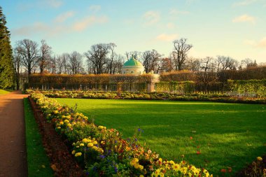 Sonbahar sabahı ve Tsarskoe Selo 'daki Catherine Park' ta yürüyüş.