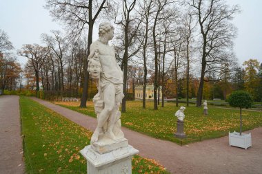 Sonbahar sabahı ve Tsarskoe Selo 'daki Catherine Park' ta yürüyüş.