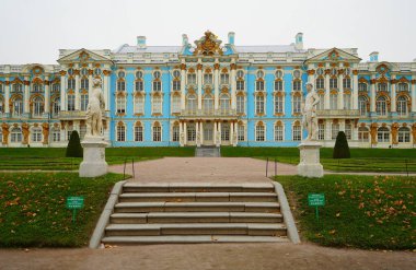 Sonbahar sabahı ve Tsarskoe Selo 'daki Catherine Park' ta yürüyüş.