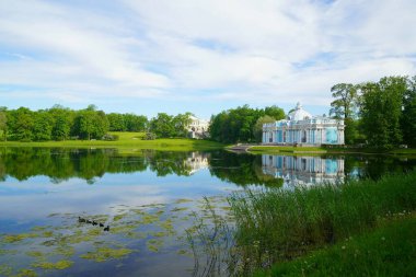 Yaz güneşli bir sabah ve Catherine Park, Grotto Pavyonu 'ndaki Big Pond' da yürüyüş.