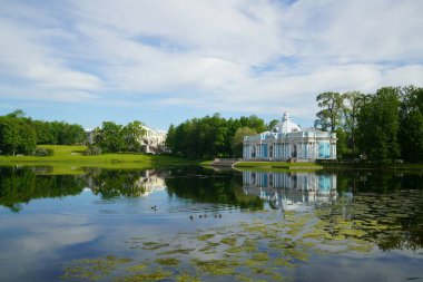 Yaz güneşli bir sabah ve Catherine Park, Grotto Pavyonu 'ndaki Big Pond' da yürüyüş.