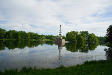 Yaz güneşli bir sabah ve Catherine Park 'taki Big Pond' da yürüyüş.