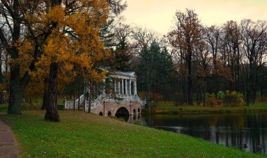 Sonbahar sabahı ve Tsarskoe Selo 'daki Catherine Park' ta yürüyüş.