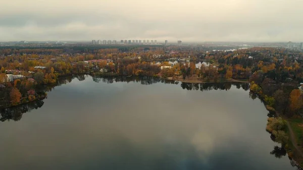 Sombría Mañana Otoño Vista Pájaro Del Lago Ciudad — Foto de Stock