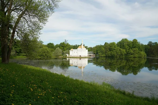Manhã Ensolarada Verão Passeio Pelo Big Pond Catherine Park Pavilhão — Fotografia de Stock