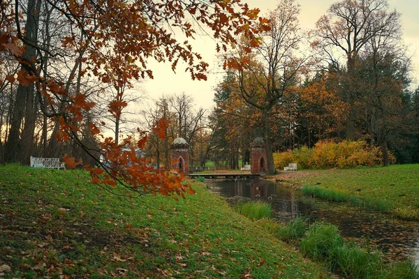 秋天的早晨和在察尔斯科塞洛的凯瑟琳公园散步 — 图库照片