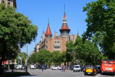 Şehir merkezindeki cephe ve iç mekanların tasarımının bir parçası, Art Nouveau stilinde mimari başyapıtlar