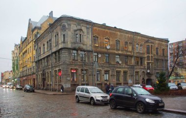 Şehir merkezindeki binaların cephelerinin mimari tasarımının bir parçası.