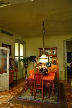 Şehir merkezindeki cephe ve iç mekanların tasarımının bir parçası, Art Nouveau stilinde mimari başyapıtlar